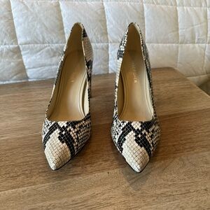 Marc Fisher Canvas Pumps | snakeskin | 6